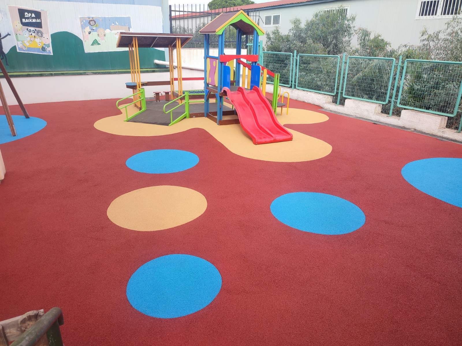 Μια παιδική χαρά για πολλά παιχνίδια !